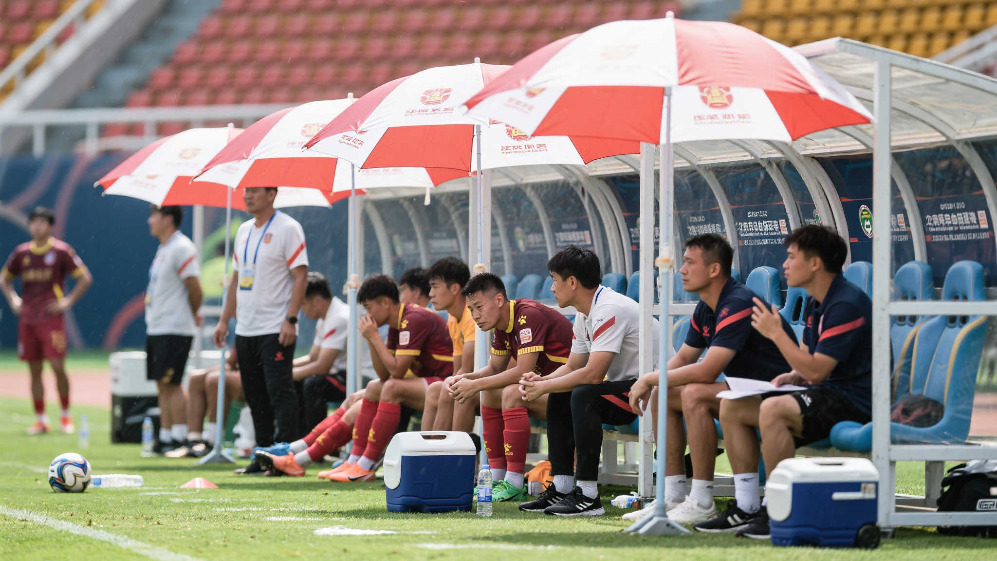 热到不行！世俱杯经典一幕：替补席撑伞看比赛